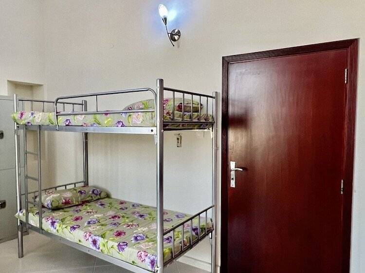 Robin Hostel For Males