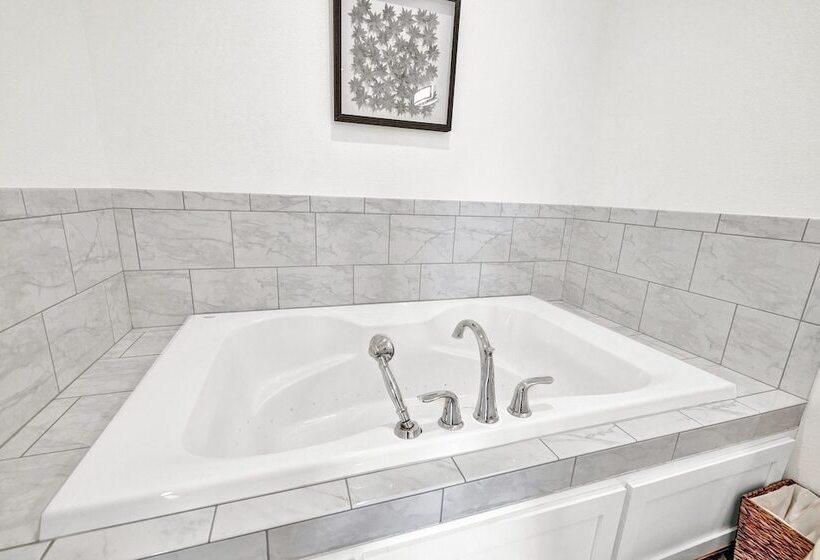 Schubert Inn Suite A With Pool Grill 2blks To Main