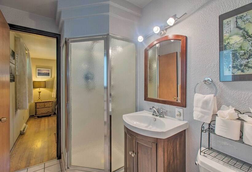 Private Lake: Home W/ Large Yard In Denver!