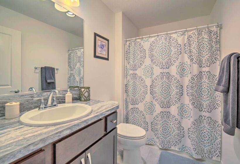 Sun Soaked Retreat In The Villages W/ Grill!