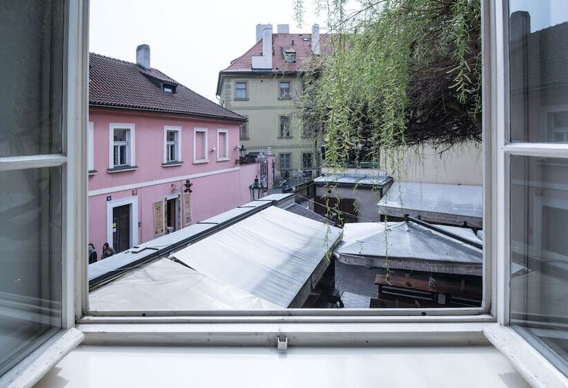White Swan Boutique Apartments