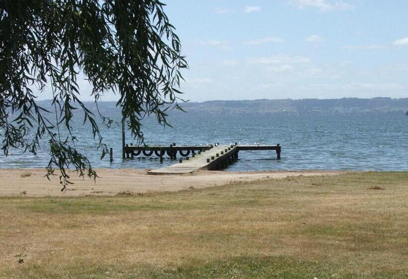 Cedarwood Lakeside Motel & Conference Venue