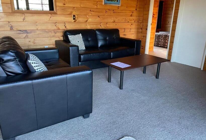 Cedarwood Lakeside Motel & Conference Venue