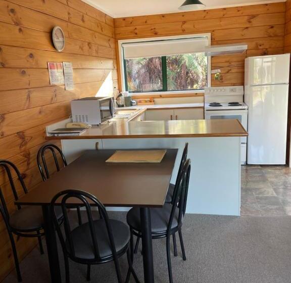 Cedarwood Lakeside Motel & Conference Venue