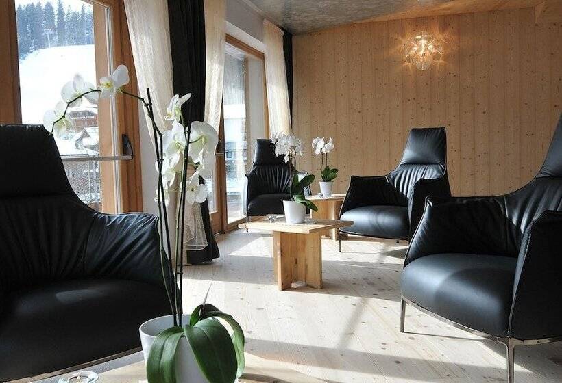 هتل Chalet Laura Lodge