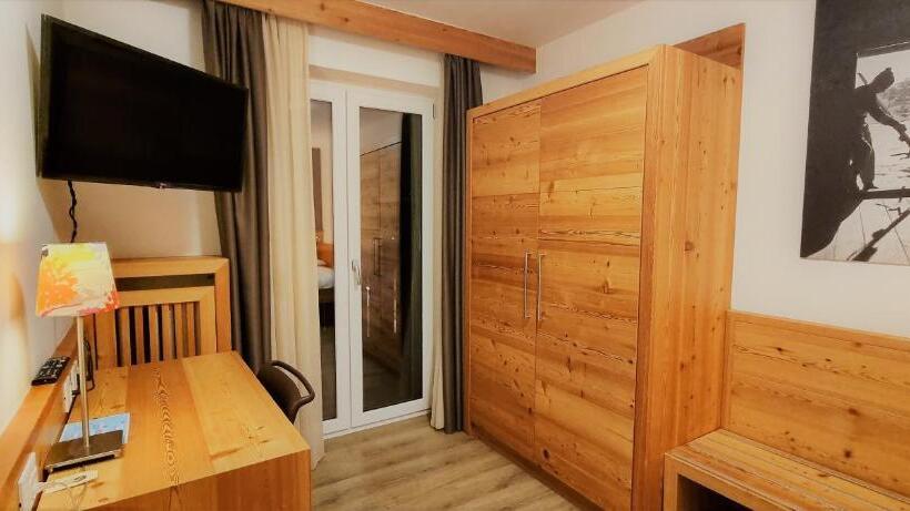 هتل Garni Arnica S