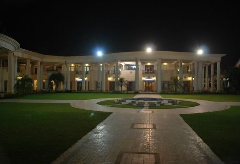 Отель The Lake Land Country Club Residency