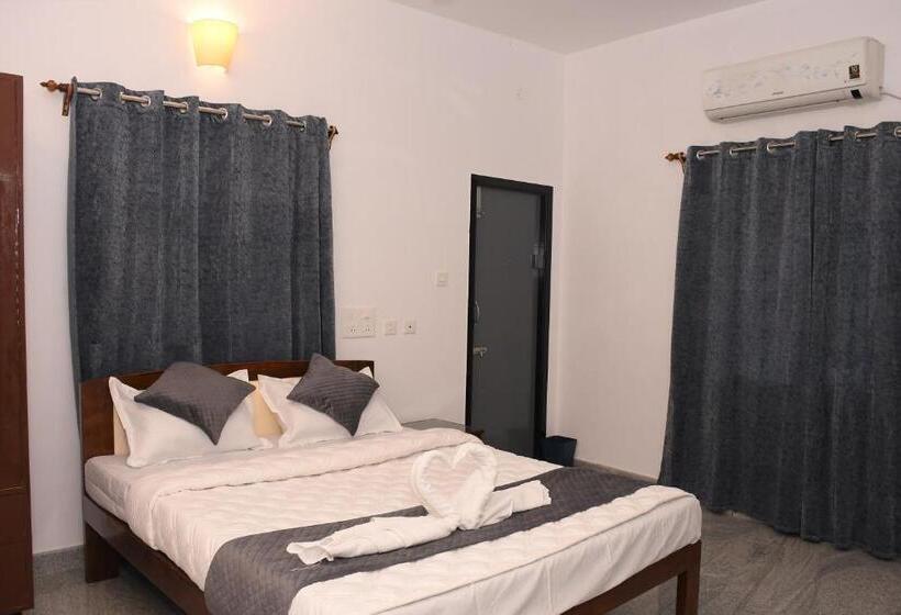 בית מלון כפרי Sizzling Inn Pondy