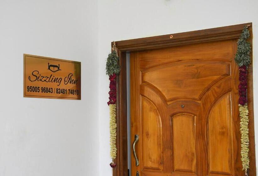 בית מלון כפרי Sizzling Inn Pondy