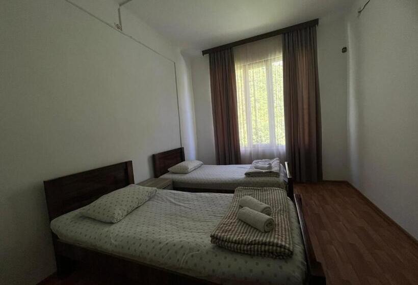 پانسیون Guest House Oasis   Tvishi