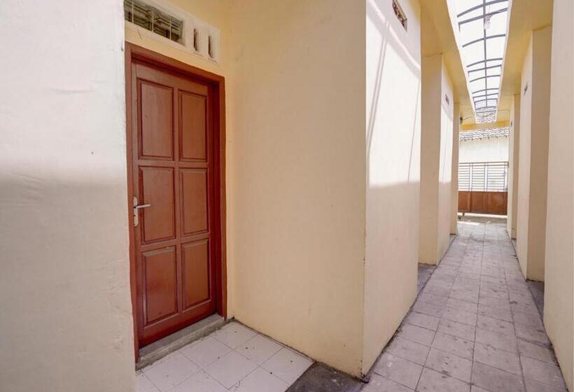 Отель Spot On 92902 Sunyoto Homestay Syariah