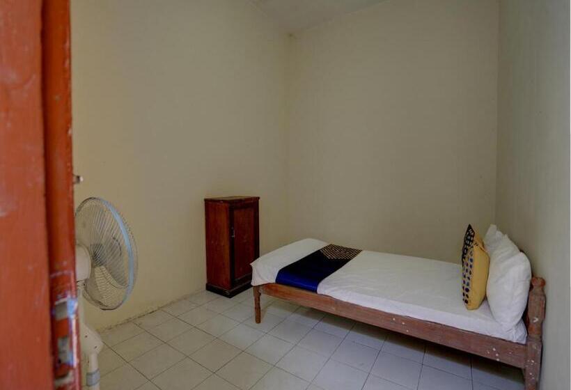Отель Spot On 92902 Sunyoto Homestay Syariah