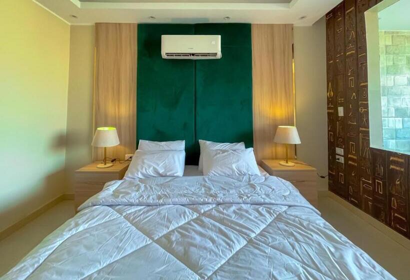 هتل Jumeirah Jacuzzi Pyramids View Inn