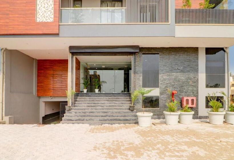 בית מלון כפרי Oyo Flagship Rao G