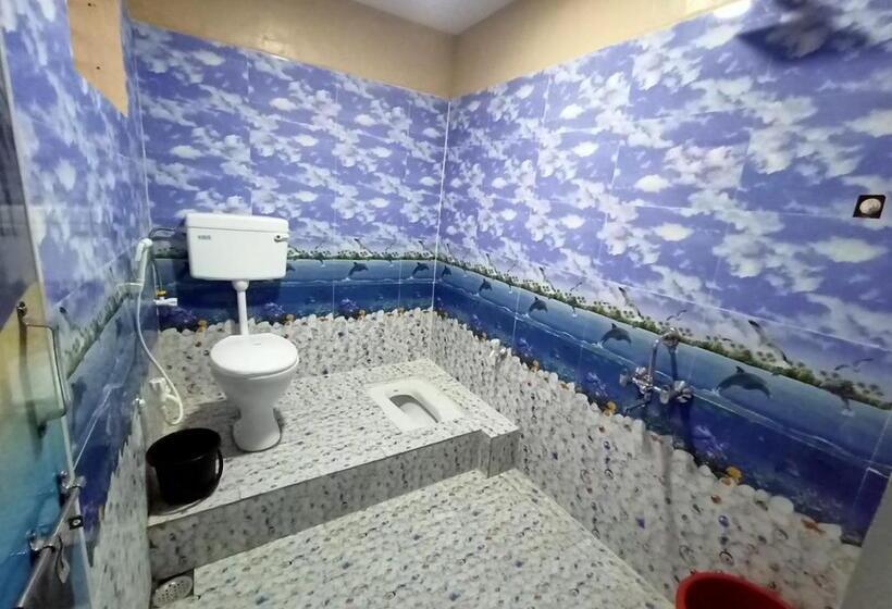 בית מלון כפרי Sawami Om Bhakat Niwas Resort, Akkalkot