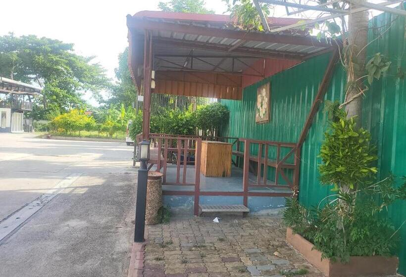 Отель Ekaluk Place Inn