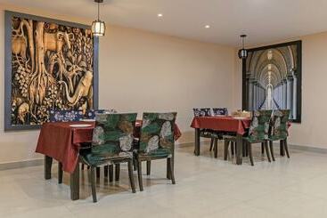 Itsy Hotels Kashi Grand, Bhu