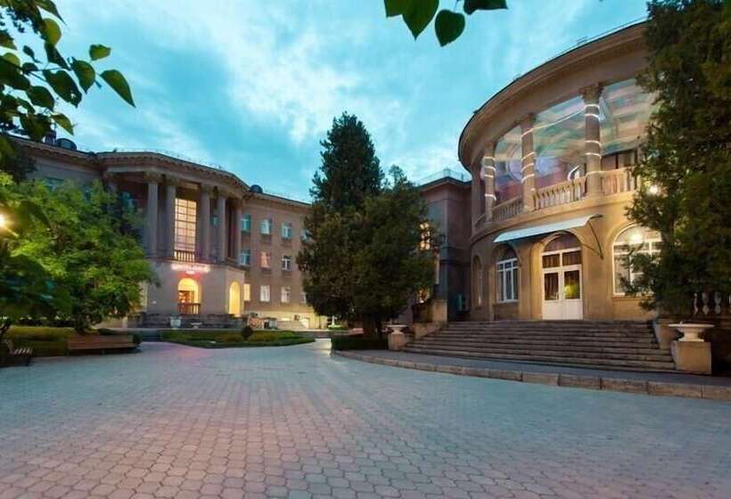 هتل Amaks Shakhter Sanatorium