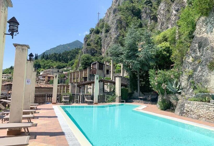 هتل Castell   Montagnoli Group