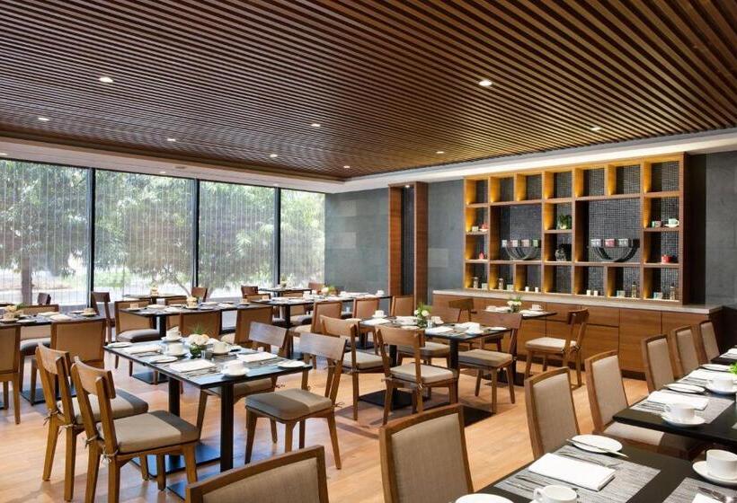 בית מלון כפרי Four Points By Sheraton Jakarta Thamrin