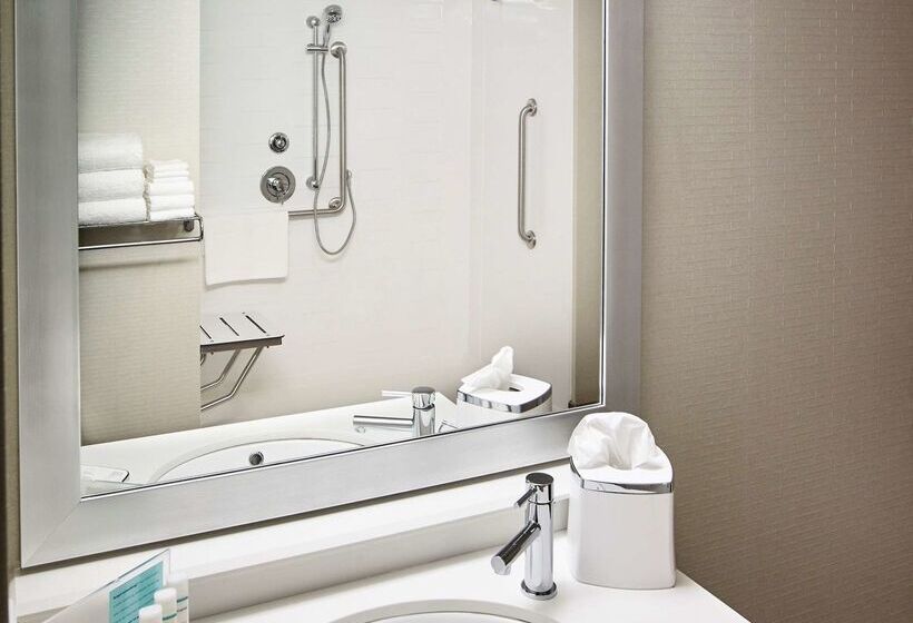 هتل Hampton Inn By Hilton Sarnia/point Edward