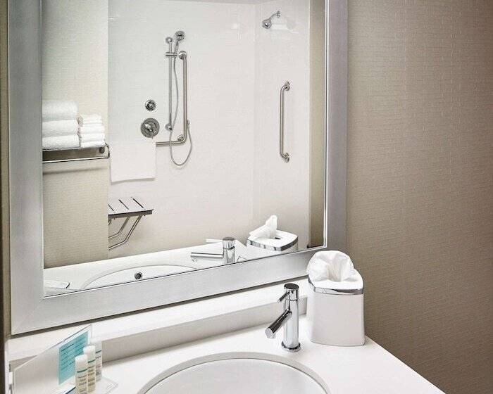 هتل Hampton Inn By Hilton Sarnia/point Edward