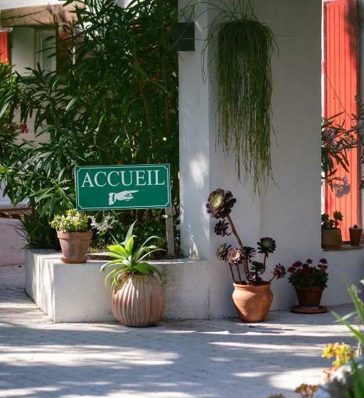 هتل Hôtel Les Volets Rouges  Cassis
