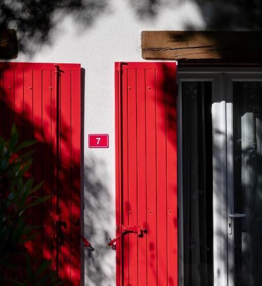هتل Hôtel Les Volets Rouges  Cassis