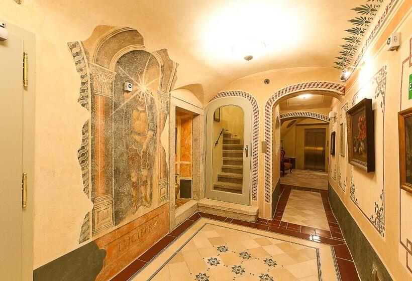 هتل Krčínův Dům