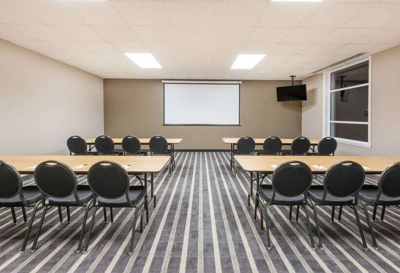 هتل Super 8 By Wyndham Mont Laurier