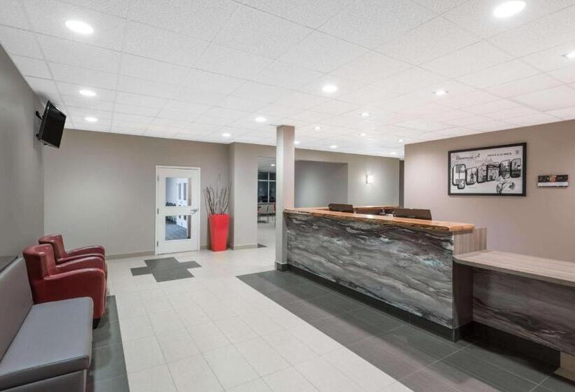 هتل Super 8 By Wyndham Mont Laurier