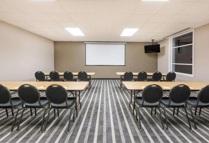 هتل Super 8 By Wyndham Mont Laurier