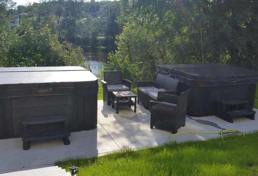 هتل Super 8 By Wyndham Mont Laurier