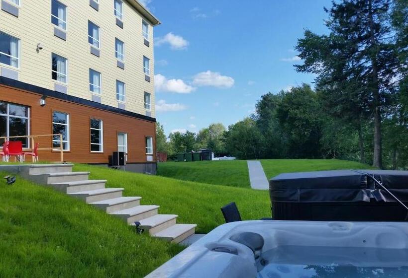 هتل Super 8 By Wyndham Mont Laurier