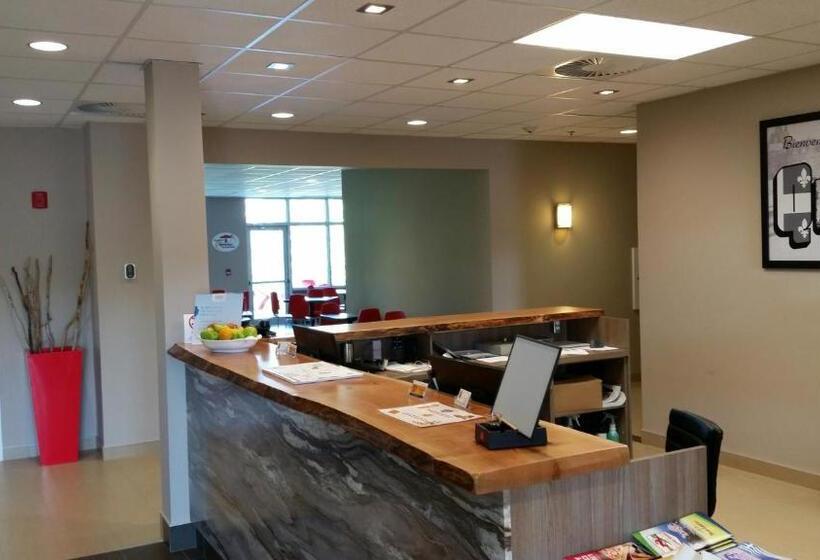 هتل Super 8 By Wyndham Mont Laurier