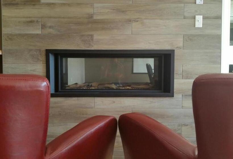 هتل Super 8 By Wyndham Mont Laurier
