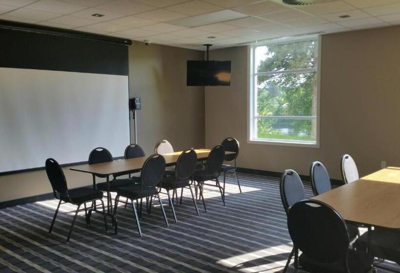 هتل Super 8 By Wyndham Mont Laurier