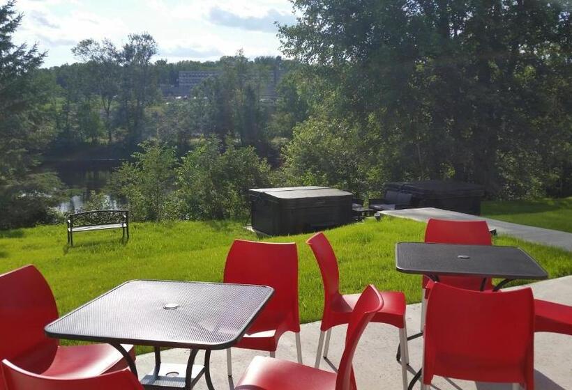 هتل Super 8 By Wyndham Mont Laurier