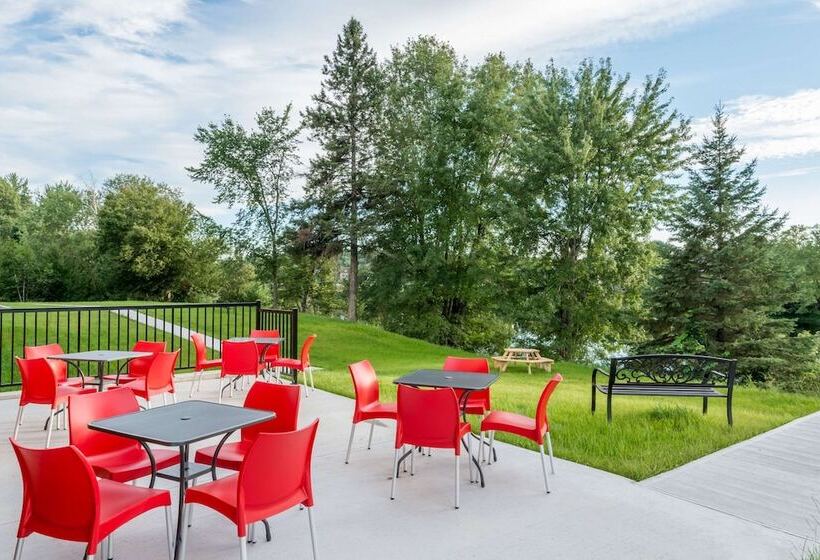 هتل Super 8 By Wyndham Mont Laurier