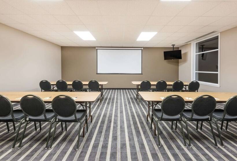 هتل Super 8 By Wyndham Mont Laurier