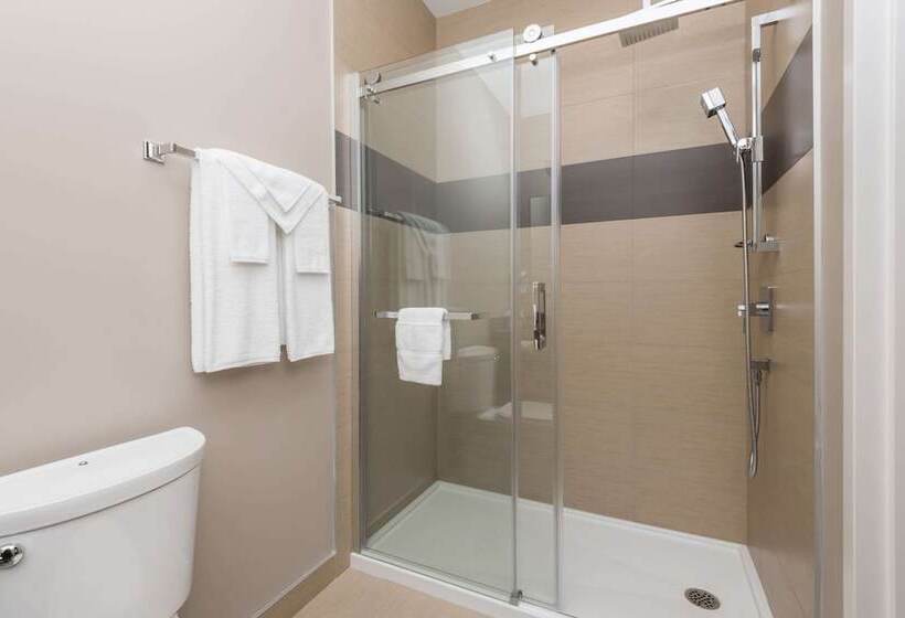 هتل Super 8 By Wyndham Mont Laurier