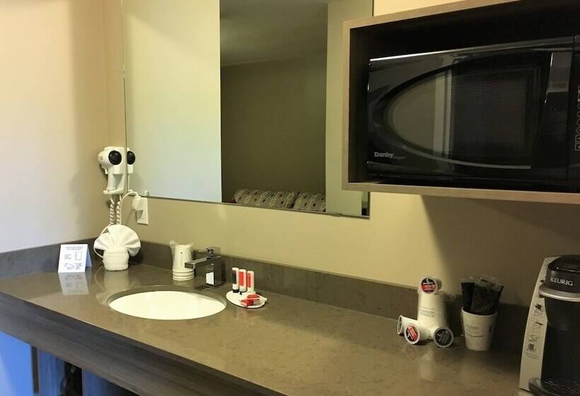هتل Super 8 By Wyndham Mont Laurier