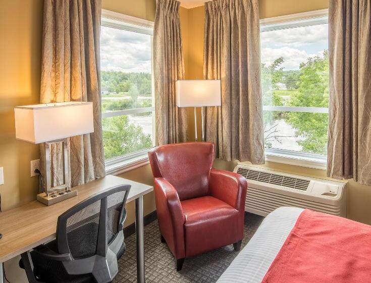 هتل Super 8 By Wyndham Mont Laurier