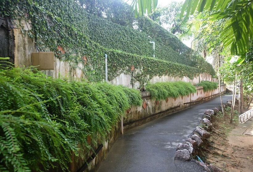 هتل The Chalet Phuket Resort