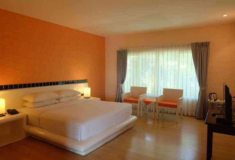 هتل The Chalet Phuket Resort