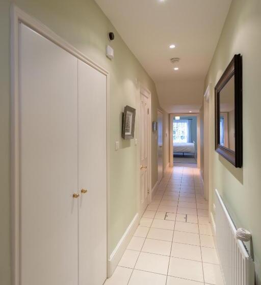 تختخواب و صبحانه Spectacular 2 Bedroom Apartment With Sunny Garden & Terrace