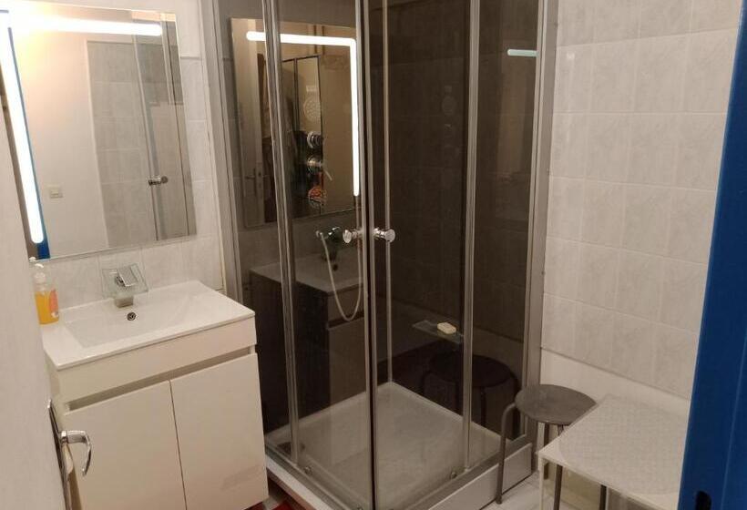پانسیون Room In Guest Room   Chambre Dhote Sur Parispantin