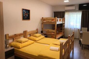 تختخواب و صبحانه Tó Party Apartman
