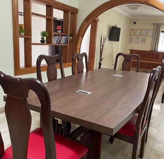 فندق Ben And Moons Lodge And Event Center