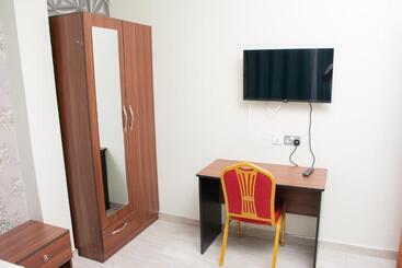 هتل Hoima Breeze
